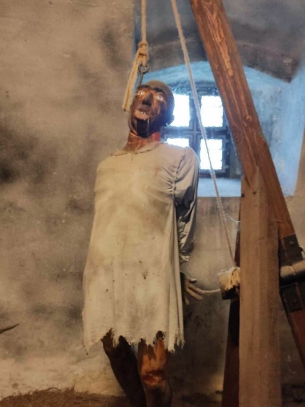 Oběšenec v mučírně na hradě Loket.