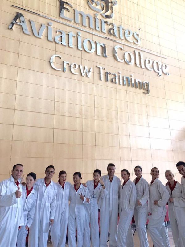 Emirates Aviation College výcvik posádky, lidé v bílých županech