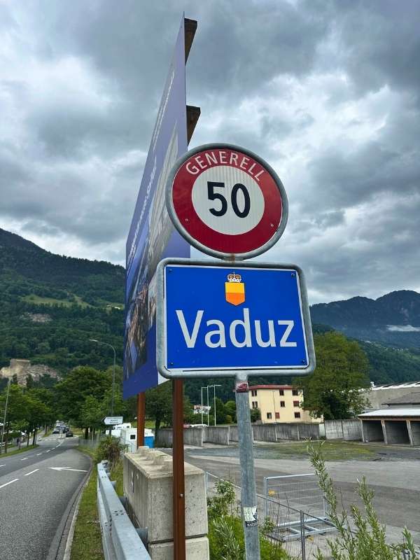 Cedule města Vaduz a dopravní značka s rychlostí 50.