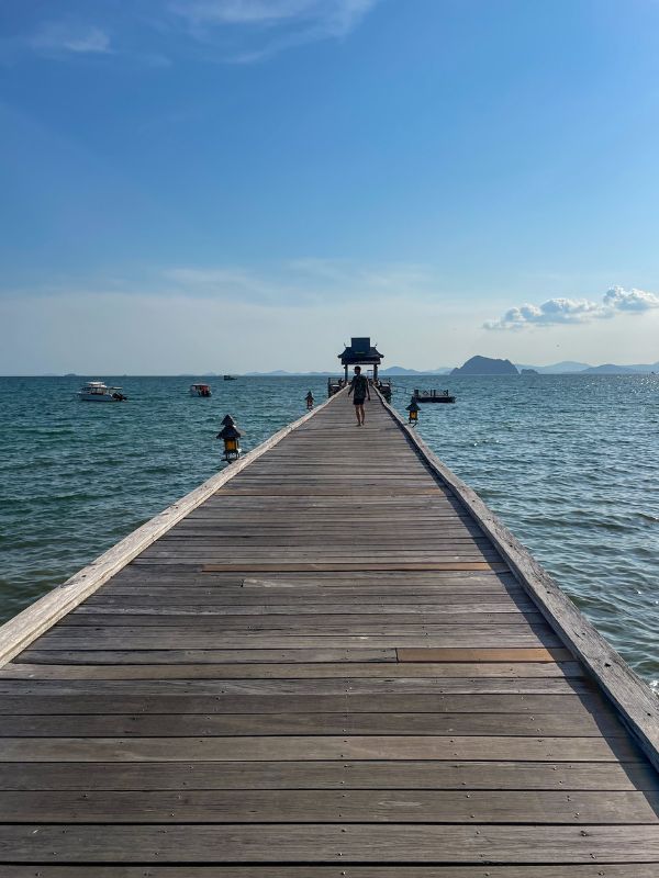 Dlouhé molo do oceánu v Thajsku.