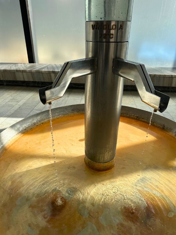 Železitá voda vytéká z pramene v Karlových Varech.