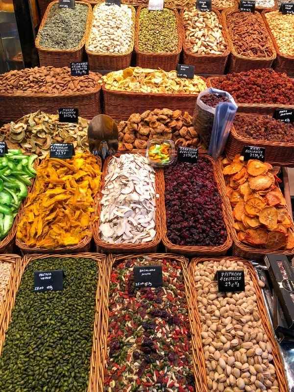 Semínka a ořechy na tržišti v Barceloně.