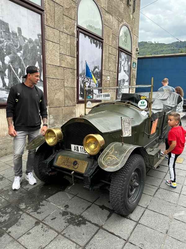 Sarajevo auto starodávný vůz naložený malovanou almarou a starodávnou postýlkou s peřinami
