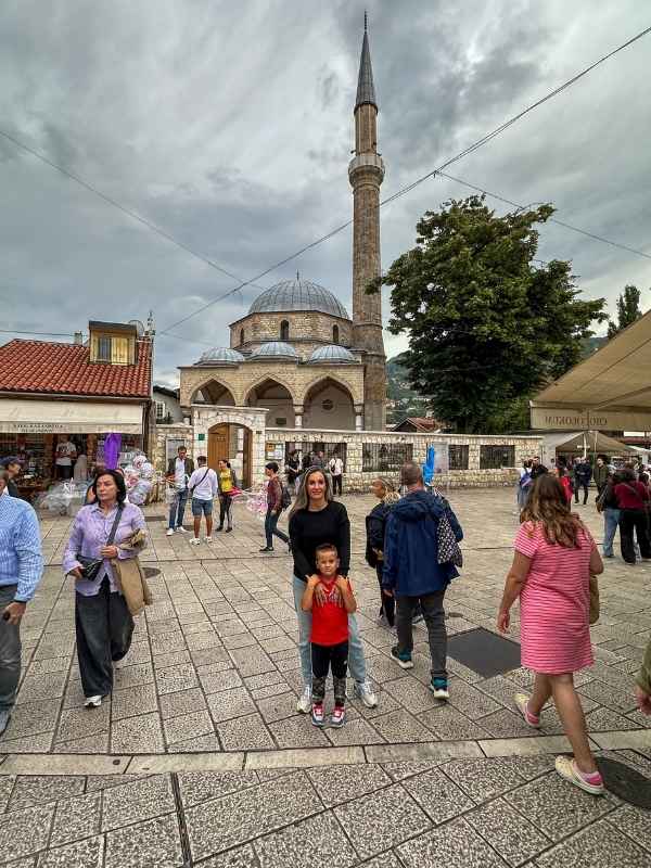 Sarajevo útulná chatka uprostřed polí a lesa, v poli se obilí vysekalo do tvaru srdce
