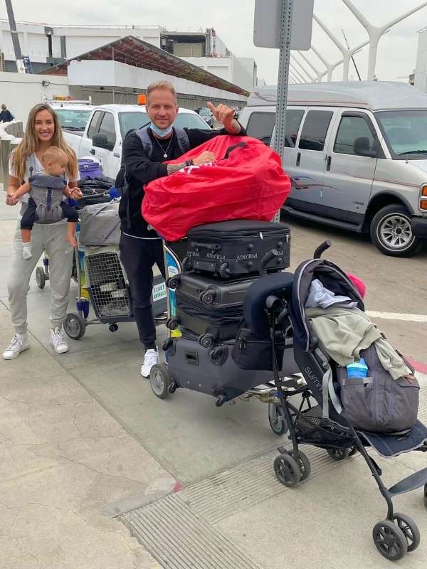 Stehovani do Cech Rodina s malým dítětem na letišti s hromadou kufrů, kočárkem a vozíky – připraveni na velké stěhování do Česka po dvaceti letech v USA