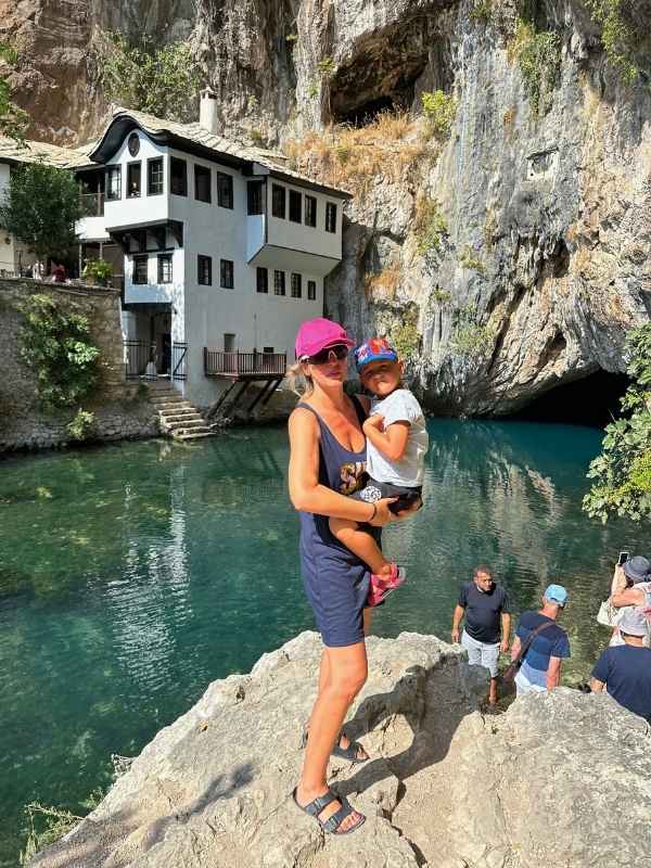 Tekija Blagaj klaster starověký pokoj v hradu Seeberg ukazuje, jak lidé žili dříve, pokoj je v růžové barvě a obsahuje základní vybavení té doby