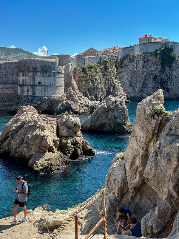 Dubrovnik Výhled na historické hradby Dubrovníku a skalnaté útesy nad Jaderským mořem.
