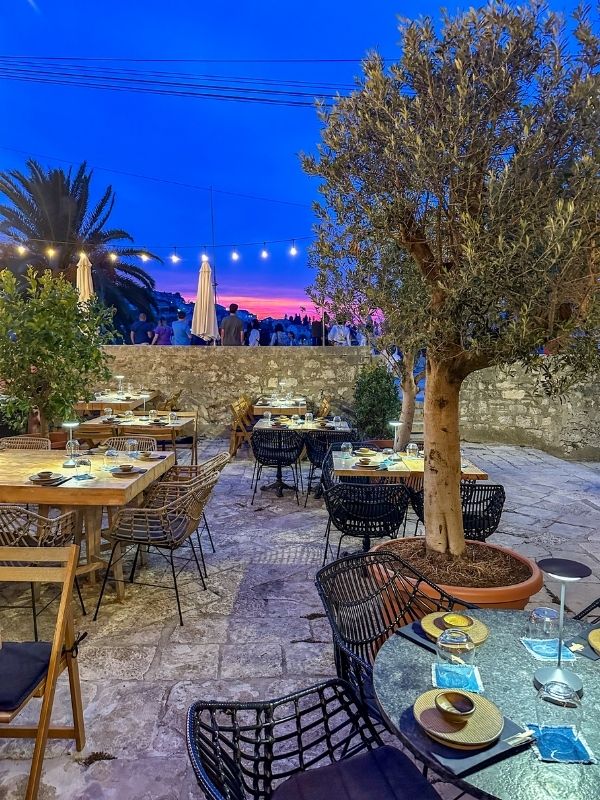 Korčula, ostrov Večerní restaurace v historickém centru Korčuly při západu slunce, Chorvatsko.