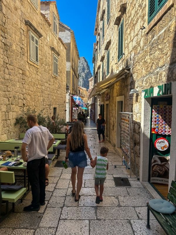 Omiš, Chorvatsko Rodinná procházka historickými uličkami města Omiš, Chorvatsko.