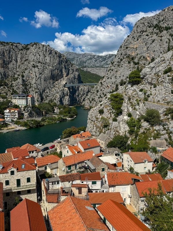 Omiš Kaňon řeky Cetiny a město Omiš obklopené skalami, Chorvatsko.