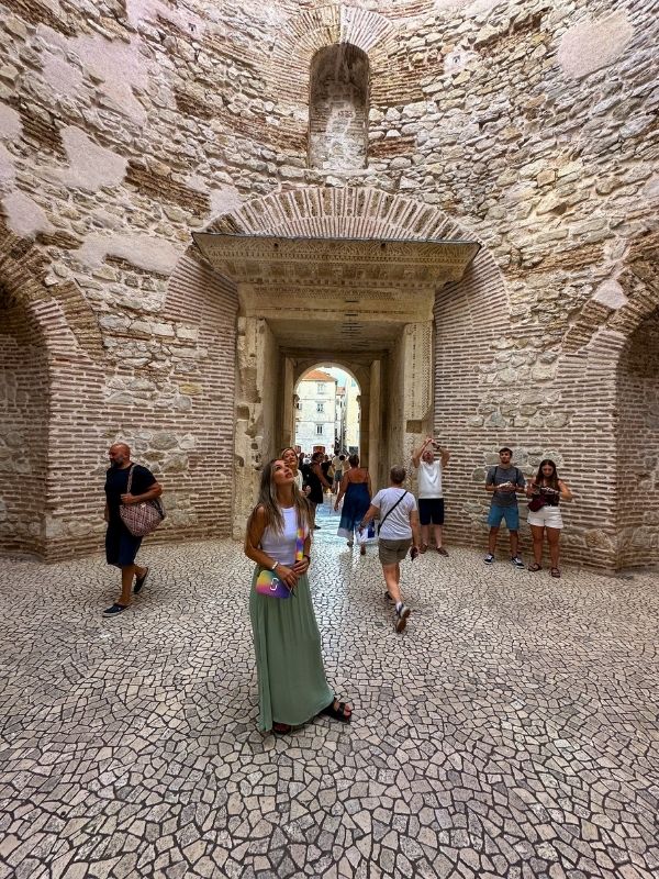 Split Chorvatsko Návštěva Diokleciánova paláce ve Splitu – kamenné oblouky a historické centrum města, Chorvatsko.