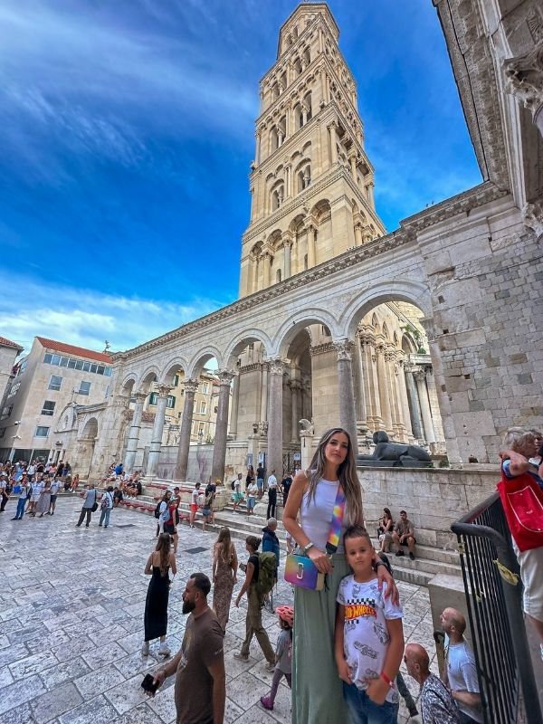 Split Diocletian Palace Žena s dítětem před katedrálou sv. Domnia v areálu Diokleciánova paláce ve Splitu, Chorvatsko.