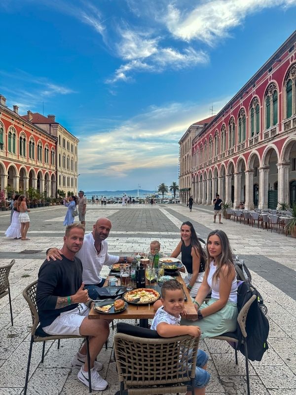 Letní večeře v historickém centru Splitu s výhledem na moře, Chorvatsko