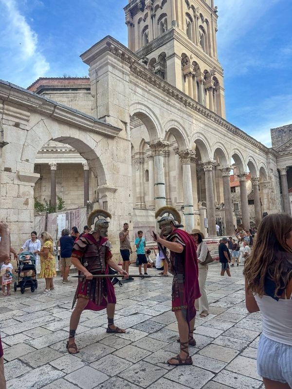 Split Římští legionáři v historických kostýmech na nádvoří Diokleciánova paláce ve Splitu, Chorvatsko.