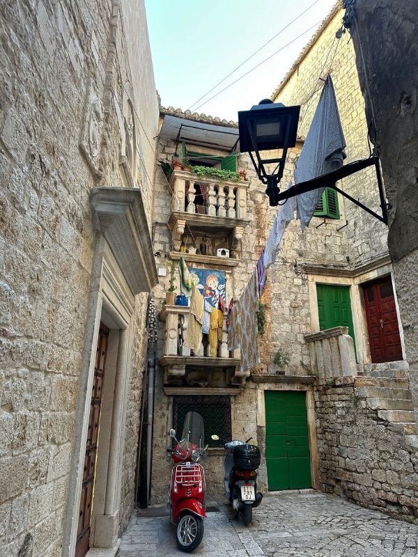 Trogir Chorvatsko Kamenné uličky historického centra Trogiru s typickou architekturou, Chorvatsko.