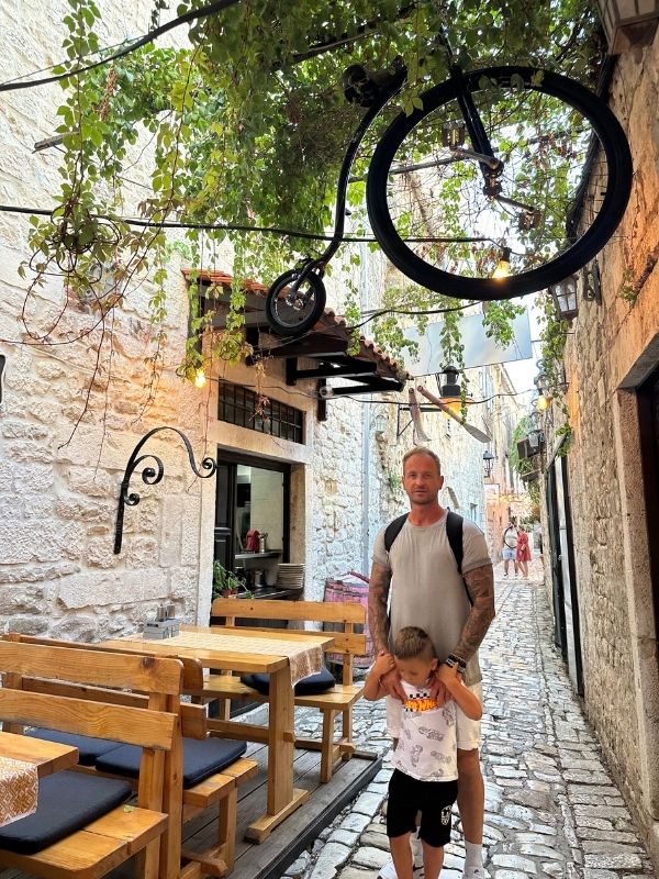 Trogir restaurace Rodinná procházka úzkými uličkami starého města Trogir, Chorvatsko.